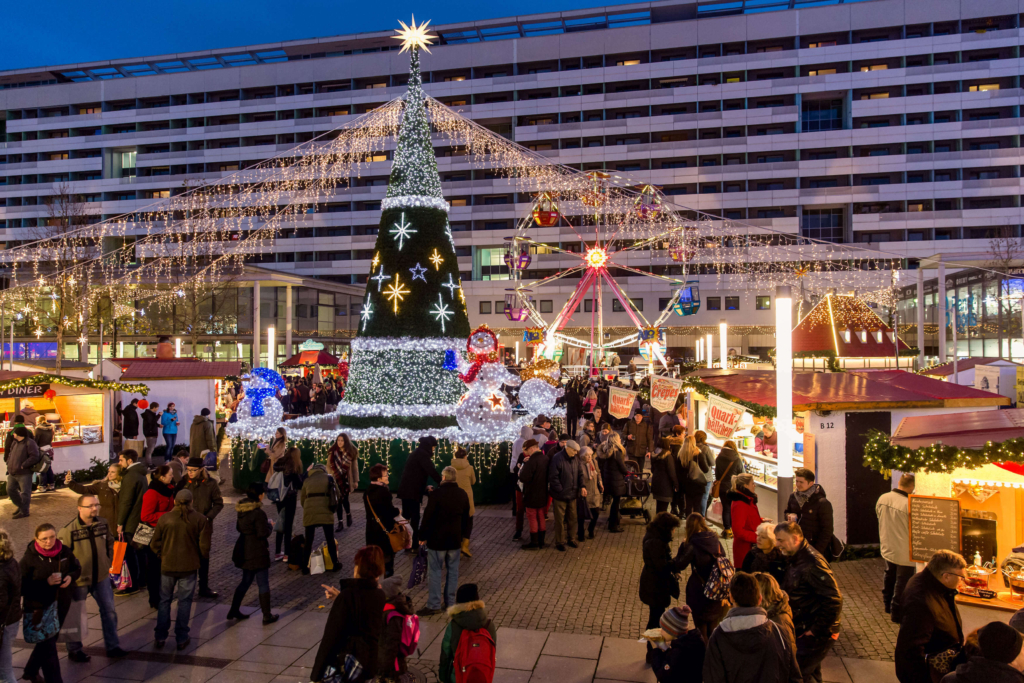 Weihnachtlicher Markt mit Lichterdekorationen und festlicher Atmosphäre in Dresden.