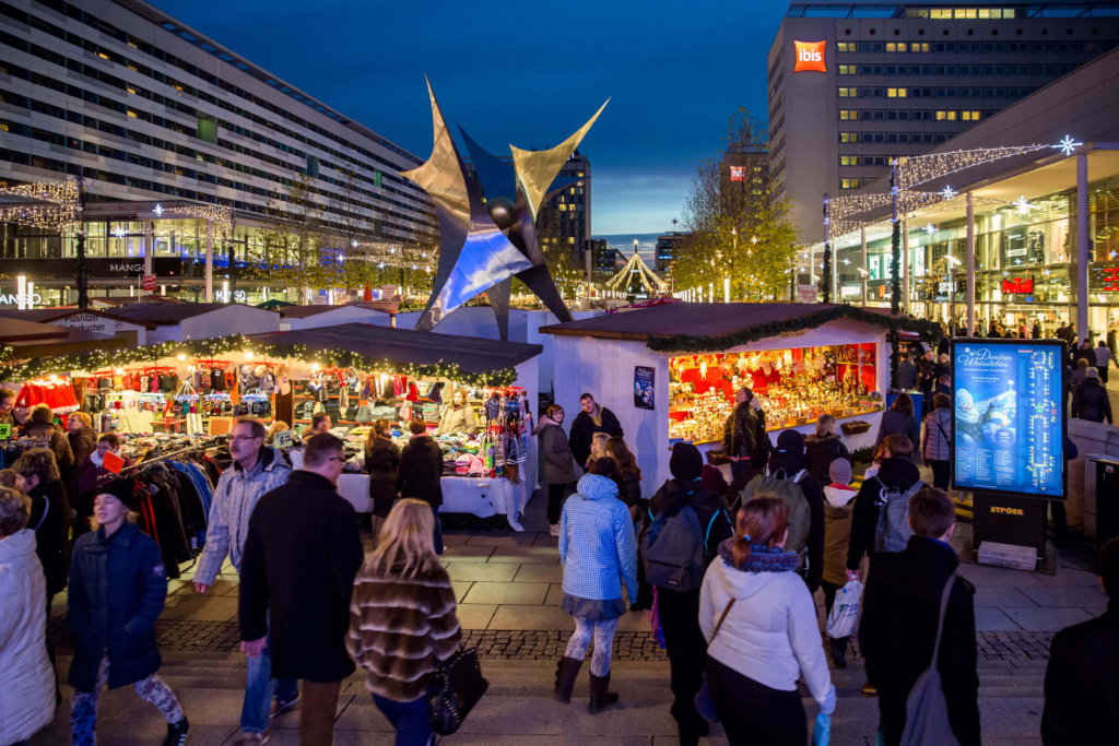 Weihnachtsmarkt auf der Prager Straße mit festlicher Beleuchtung und Ständen.