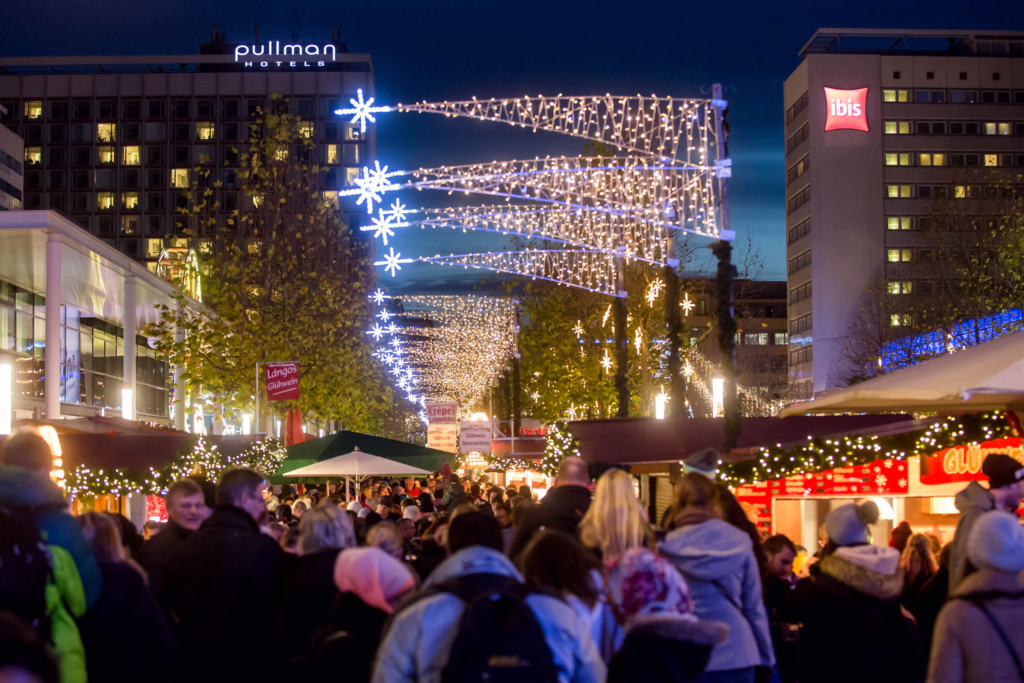 Lichterdekoration auf der Prager Straße während des Weihnachtsmarkts.